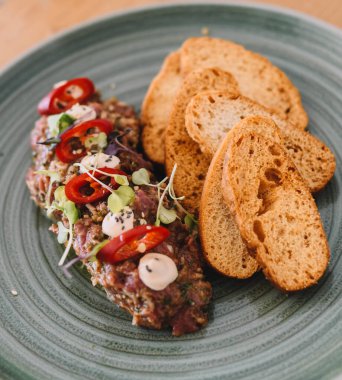 Focaccia kızarmış ekmekli Girona sığır filetosu.