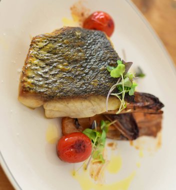 Izgara hindiba ve turşulu levrek.