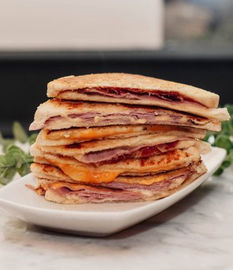 Sıcak jambonlu ve peynirli sandviç, tereyağlı ekmek.