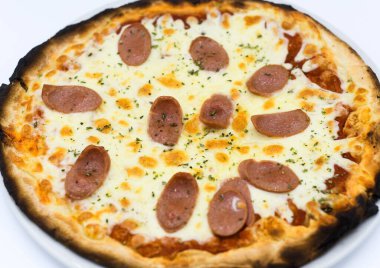 Napoli 'den gerçek İtalyan pizzası, ekşi ekmek hamuru ve taş fırında taze doğal malzemelerle yapılır.