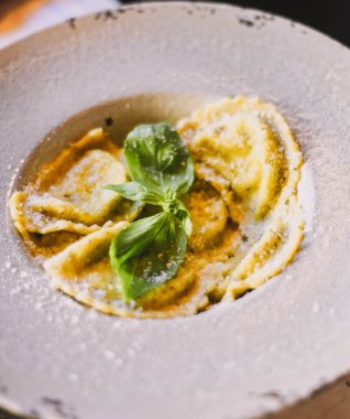 Taze ve ev yapımı İtalyan usulü makarna.