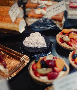 Pasta dükkanında farklı pastalar ve kekler.