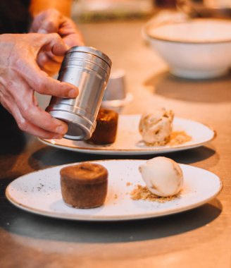 Vanilyalı dondurmalı çikolatanın hazırlanması.