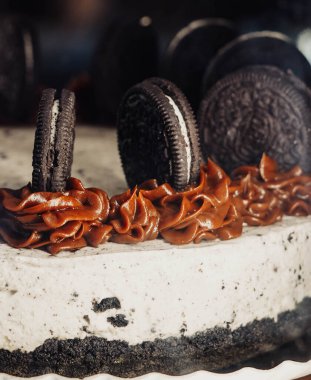 Meşhur bir kurabiyeden lezzetli çikolatalı pasta.