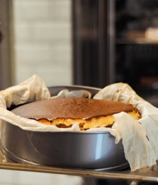 Ev yapımı peynirli kek fırından yeni çıktı.