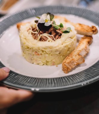 En kaliteli ton balıklı Rus salatası.