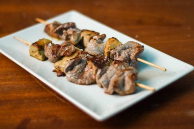 Sığır filetosu ve kaz şişi..