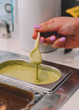 Farklı malzemelerle sağlıklı yoğurt dondurmaları.