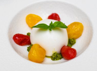 Burrata mozarella, vişneli domates ve pesto soslu Caprese salatası