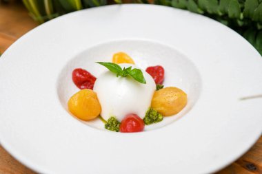 Burrata mozarella, vişneli domates ve pesto soslu Caprese salatası