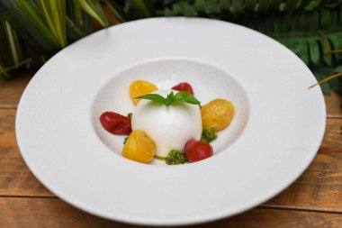 Burrata mozarella, vişneli domates ve pesto soslu Caprese salatası