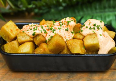 Klasik İspanyol baharatlı patateslerinin lezzetli bir versiyonu.