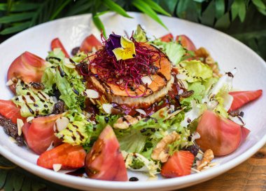 Keçi peynirli gurme salatası.