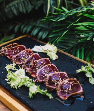 Mükemmel kalite sığır eti. Çok nadir bulunur, neredeyse çiğ..