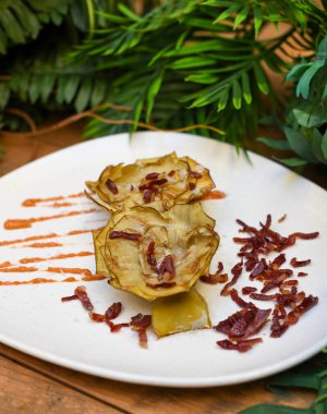 İber jambonlu fırında enginar.