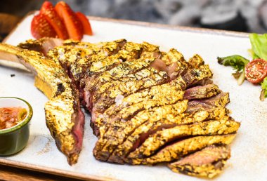 Yenebilir altınla kaplanmış birinci sınıf et baltası.