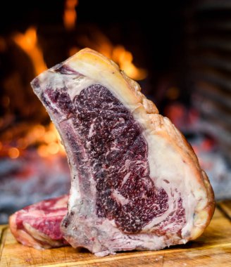 Yüksek kalitede ham et kesimleri..