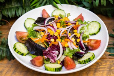 Salatalıklı, soğanlı, domatesli ve yeşil lahanalı bir yaz salatası.