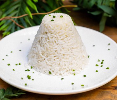 Basmati tipi beyaz pirinç kulesi et için garnitür olarak kullanılır.