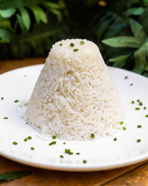 Basmati tipi beyaz pirinç kulesi et için garnitür olarak kullanılır.