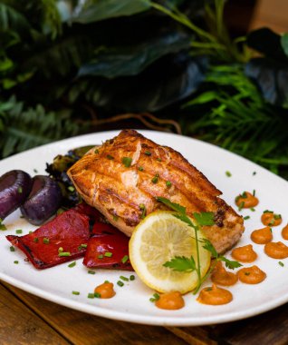 Sebzeli somon fileto, hepsi ızgara.