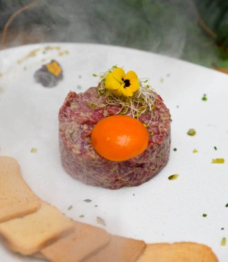 En kaliteli sığır etli tartar tabağı.