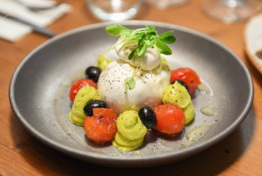 Güney İtalya 'nın tipik bufalo mozzarella ve kiraz domateslerinden yapılmış Caprese salatası.