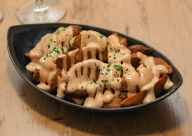 Klasik İspanyol baharatlı patateslerinin lezzetli bir versiyonu.