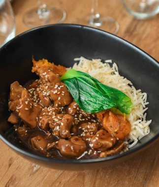 Asya pilavı ve ballı hardal soslu tavuk budu.