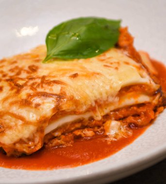 Lezzetli İtalyan usulü et lazanyası.