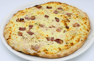 Taze malzemeli farklı İtalyan pizzaları.