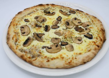 Taze malzemeli farklı İtalyan pizzaları.