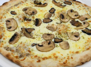 Taze malzemeli farklı İtalyan pizzaları.