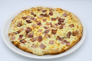 Taze malzemeli farklı İtalyan pizzaları.