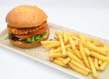 Amerikan usulü gurme Tavuk Burger ve patates kızartması.