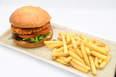 Amerikan usulü gurme Tavuk Burger ve patates kızartması.