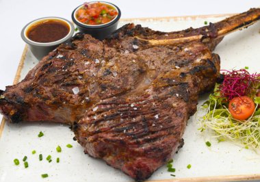 Mükemmel sığır eti kesimi, neredeyse çiğ.