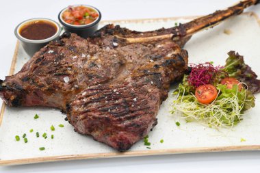 Mükemmel sığır eti kesimi, neredeyse çiğ.