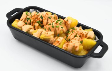 Baharatlı soslu patatas bravas.