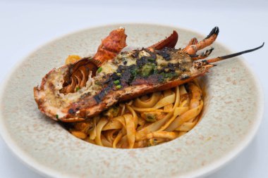 Taze makarna ve lüks ıstakoz yemeği.