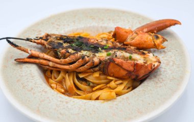 Taze makarna ve lüks ıstakoz yemeği.