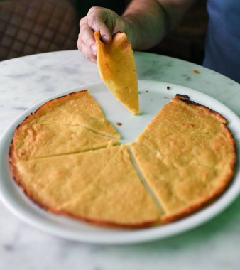 Faina, nohut unundan yapılmış bir yemek. Lezzetli, kalın bir krep ya da yassı ekmeğe benzer.