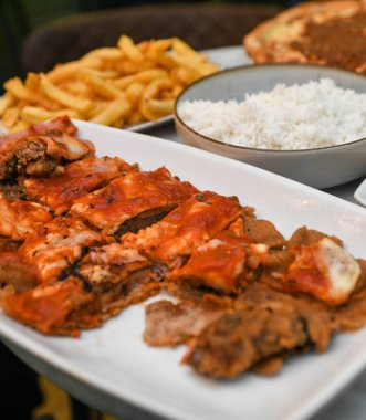 Pizza ve Arjantin milanası ile atıştırmalık..