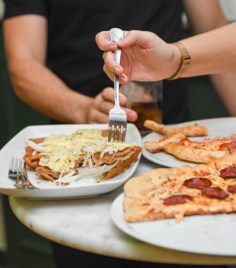 Pizza ve Arjantin milanası ile atıştırmalık..