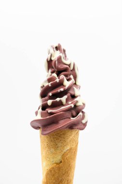 Sağlıklı yoğurt ve waffle külahında aai dondurma.