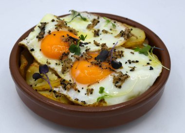 Beyaz arka planda patates kızartmalı yumurta.