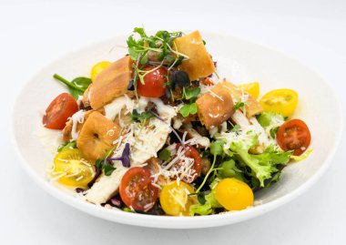 Restoranda arka planda tavuk ve sebzeli Sezar salatası.