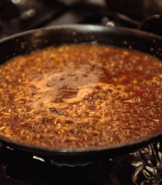 Klasik İspanyol pilavı ve deniz ürünleri paellası.