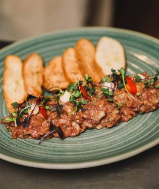 Biberli tartar ve susam tohumu.