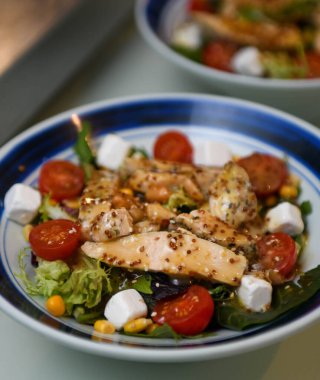 Tavuk salatası, kiraz domatesleri, Yunan peyniri ve roka